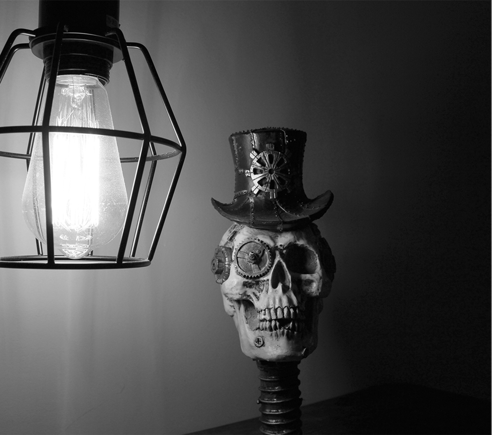 Steampunk skull bust with top hat by edition bulb lamp