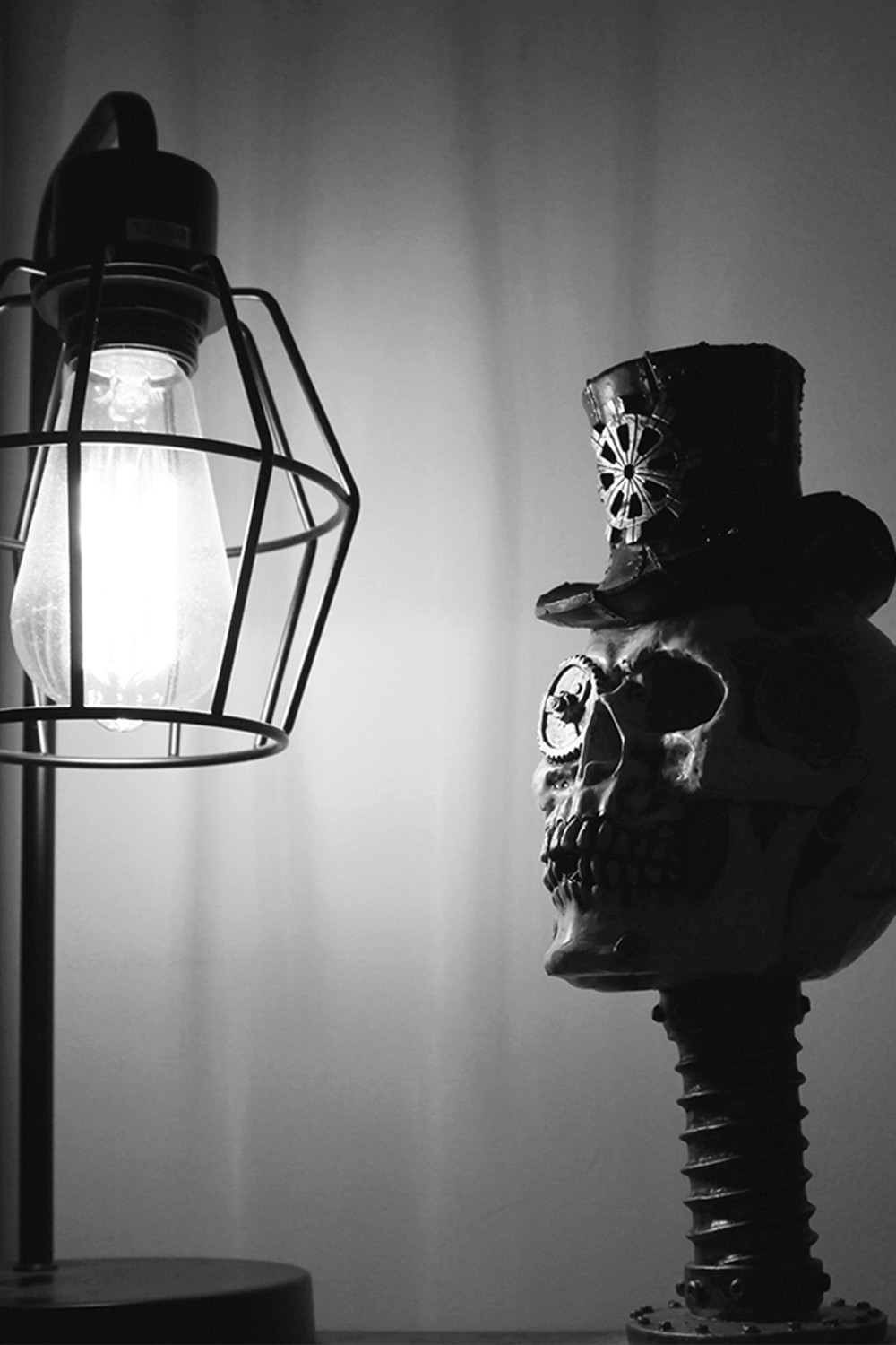 Steampunk skull bust with top hat by edition bulb lamp